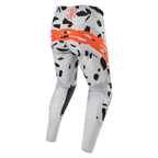Alpinestars 2024 Techstar Rantera Pants, pantalon de motocross, Haze Gray Camo, vue arrière montrant un grand logo orange sur l'assise, motifs graphiques noirs sur tissu gris, conception athlétique pour la performance tout-terrain