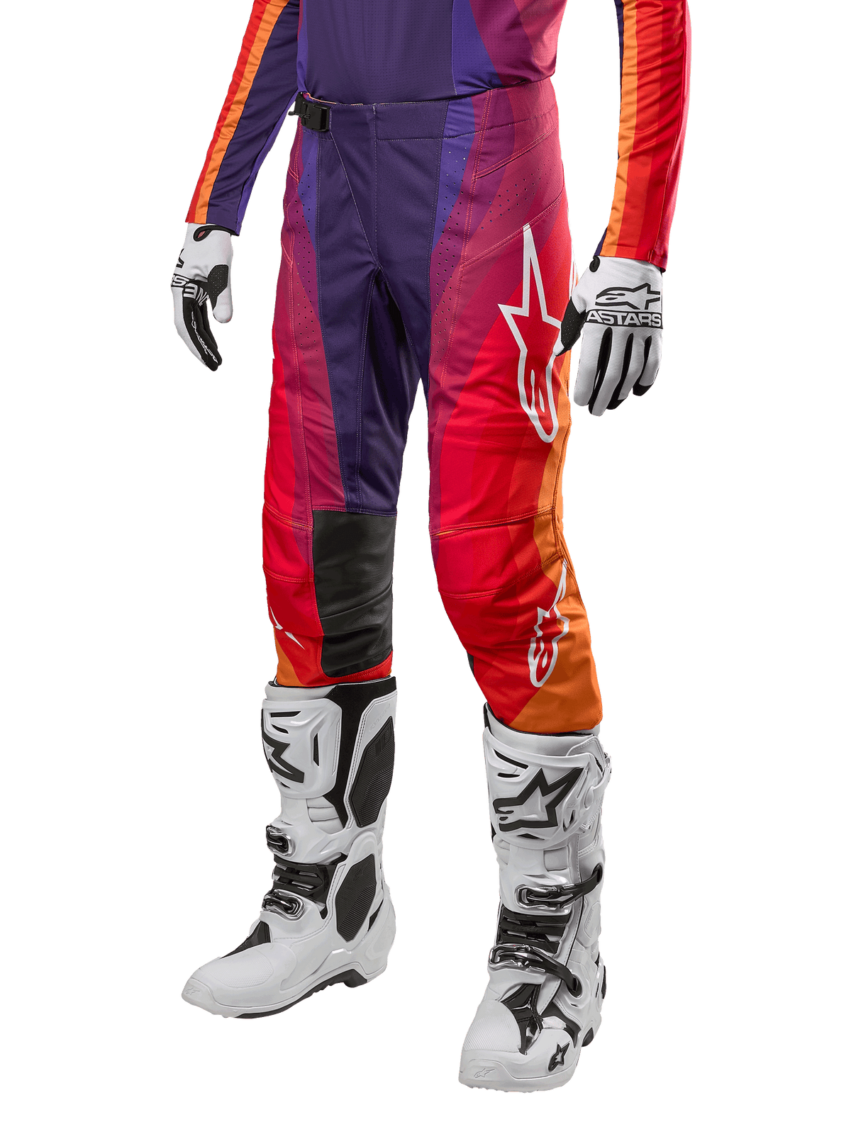 Alpinestars 2024 Techstar Pneuma Hose, Motocross-Hose, Lila, Orange und Blau mit roten Akzenten, Alpinestars-Logo, weiße Motocross-Stiefel und Handschuhe, sportliches Design für den Offroad-Rennsport