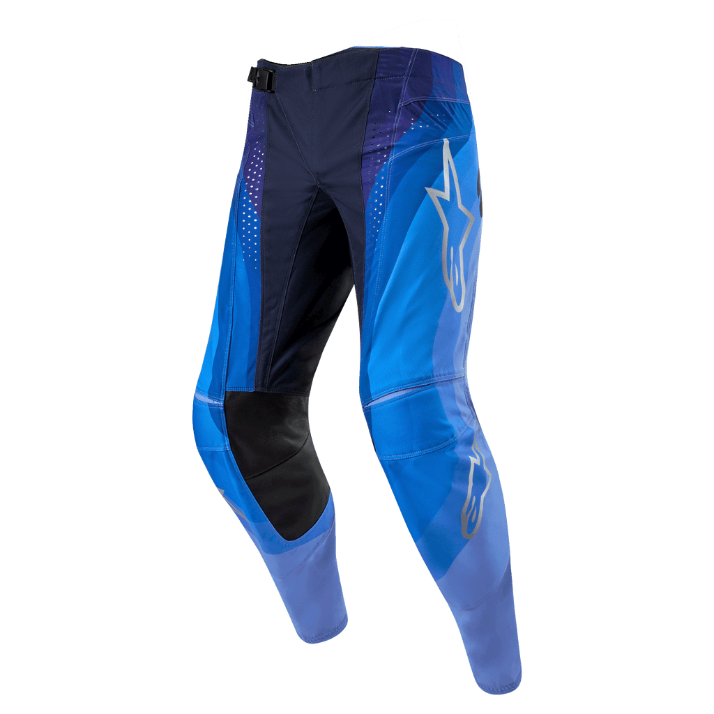 Alpinestars 2024 Techstar Pneuma Hose, Motocross-Hose, Dunkelblau und Hellblau, mit silbernem Alpinestars-Stern-Logo am Oberschenkel, Innenknie-Einsätzen aus schwarzem Leder und lasergeschnittenen Belüftungsperforationen.