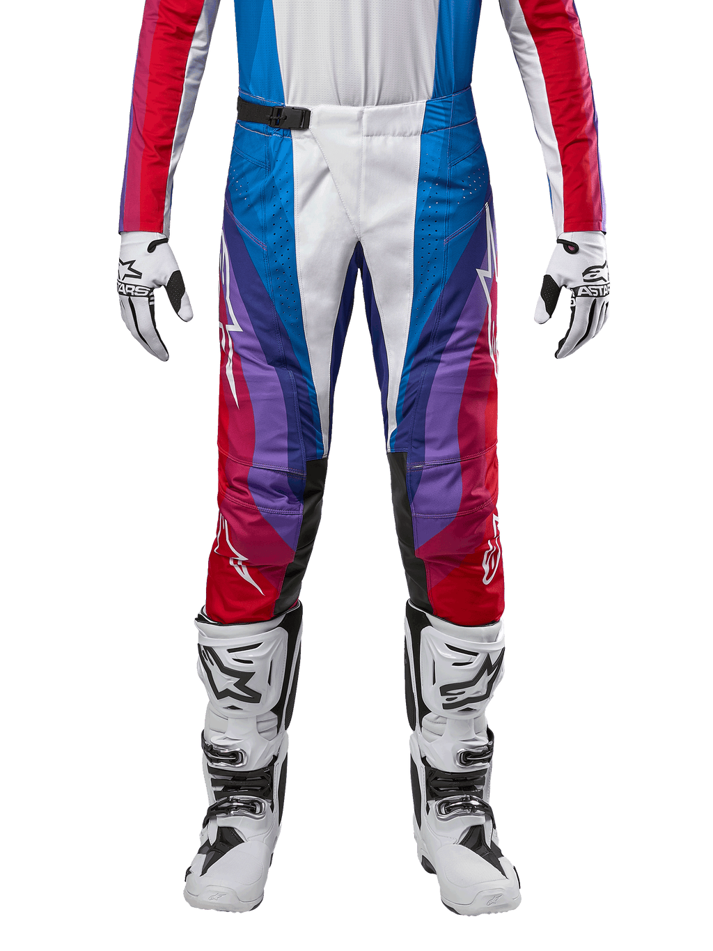 Alpinestars 2024 Techstar Pneuma crossbroek, motorcross broek, Blu Mars Red White, voorzien van een veelkleurig hoekig ontwerp met paarse accenten, gecombineerd met witte en zwarte motorcrosslaarzen en bijpassende handschoenen, sportieve racepasvorm voor off-road prestaties