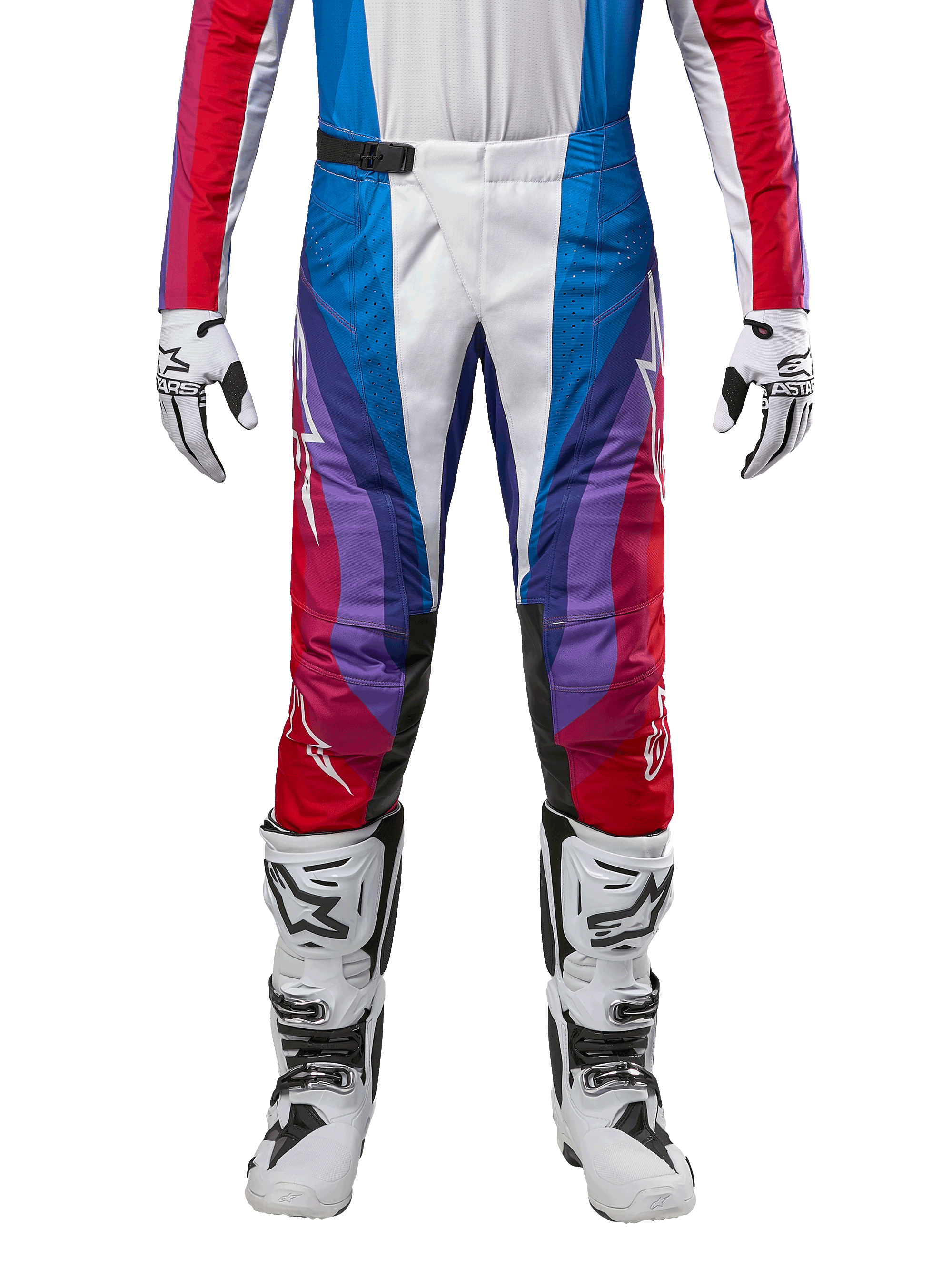 Alpinestars 2024 Techstar Pneuma crossbroek, motorcross broek, Blu Mars Red White, voorzien van een veelkleurig hoekig ontwerp met paarse accenten, gecombineerd met witte en zwarte motorcrosslaarzen en bijpassende handschoenen, sportieve racepasvorm voor off-road prestaties