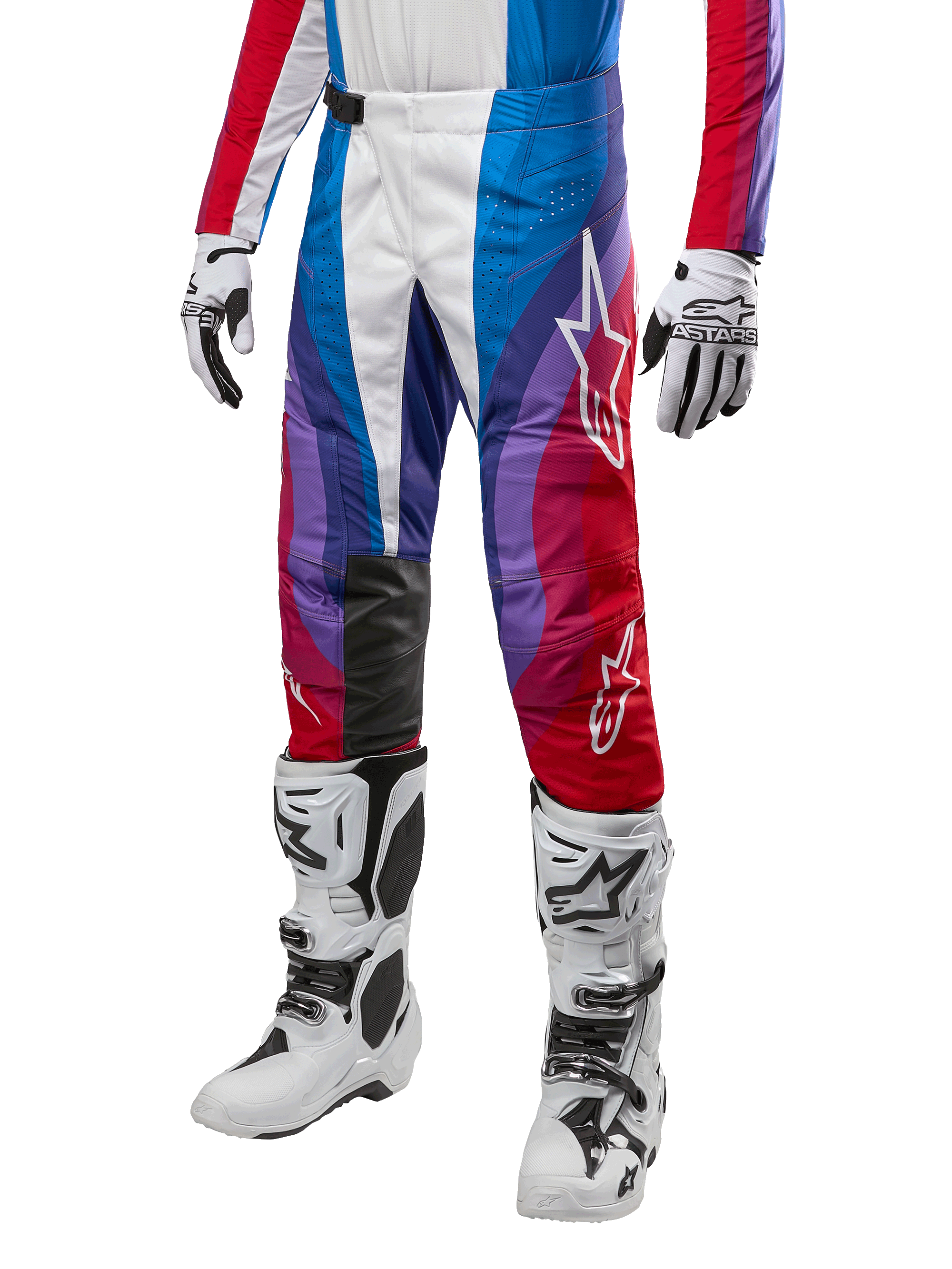 Alpinestars 2024 Techstar Pneuma broek, motorcross crossbroek, rood, blauw en wit, gedragen met bijpassende jersey, witte racelaarzen en handschoenen, levendig grafisch ontwerp met rode, blauwe en paarse accenten, geperforeerd voor ademend vermogen