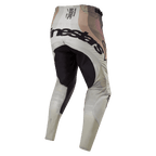 Pantalon Alpinestars Techstar Pneuma 2024, pantalon de motocross, sable sombre et gris, vue arrière présentant un panneau d'assise renforcé noir et un logo Alpinestars imposant à l'arrière, texte technique de spécification de course sur la ceinture, design de style camouflage terreux, construction textile durable pour le tout-terrain