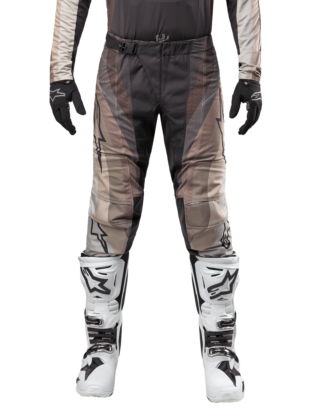 Pantalon Alpinestars Techstar Pneuma 2024, pantalon de motocross, sable foncé et gris poussière de fer, porté avec un maillot assorti, des gants noirs et des bottes blanches et noires, doté de la boucle magnétique SX2 et du marquage Astars, équipement de course tout-terrain durable