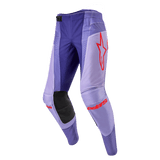 Alpinestars 2024 Techstar Ocuri Pants, pantalon de motocross, violet et lavande avec accents orange vif, logo Alpinestars rouge, renforts noirs aux genoux, équipement technique pour le pilotage tout-terrain