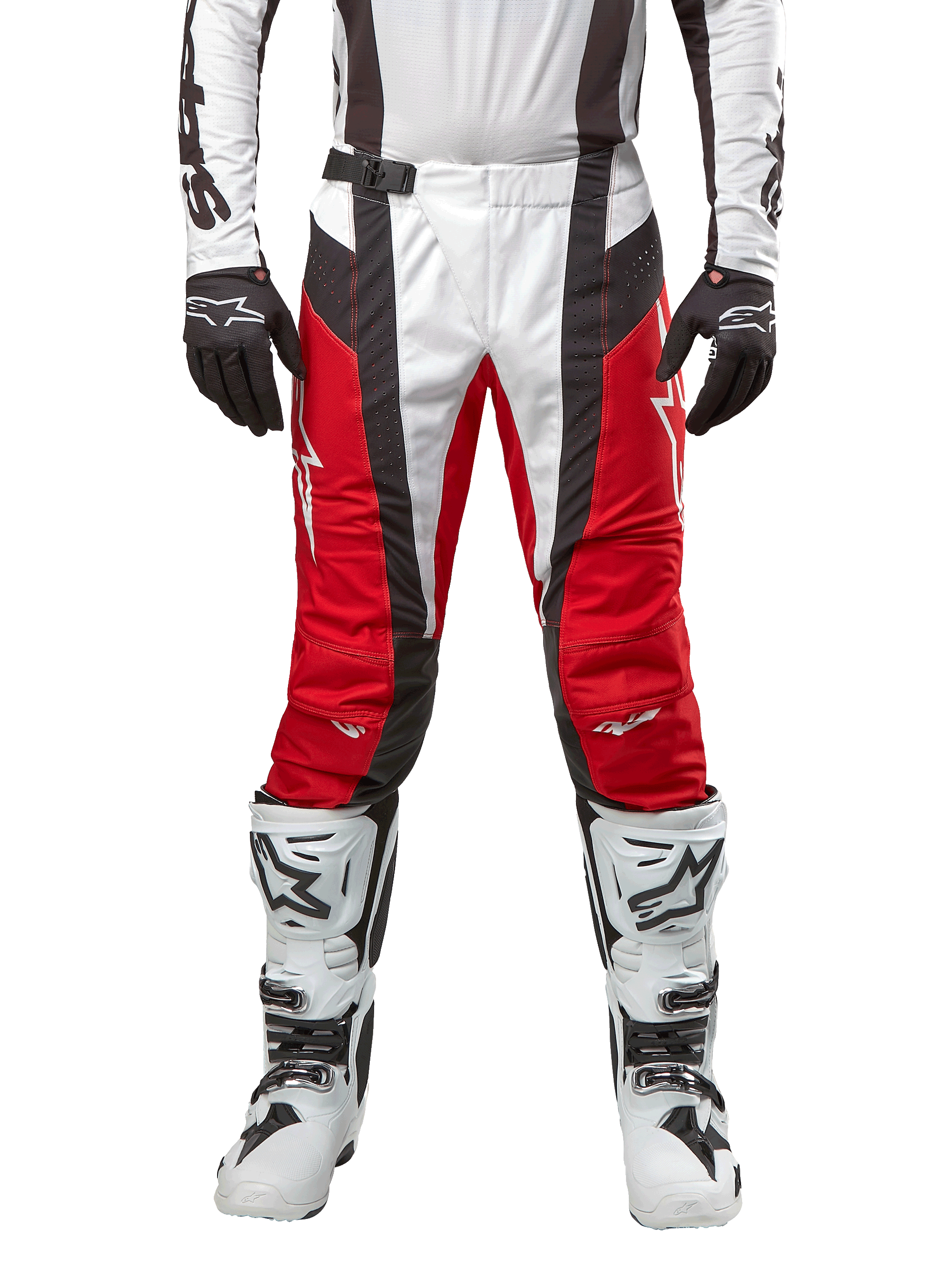 Pantalon Alpinestars Techstar Ocuri 2024, pantalon de motocross, rouge Mars, blanc et noir, vue de face porté avec un maillot blanc assorti, des gants noirs et des bottes blanches, doté de panneaux perforés respirants et d'une coupe inspirée de la course pour des performances tout-terrain.