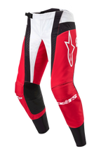 Alpinestars Techstar Ocuri Pants 2024, pantalon de motocross, rouge Mars, blanc et noir, avec des panneaux rouges et blancs et des accents noirs perforés, grand logo Astar blanc sur la cuisse, marquage Alpinestars sur les tibias, conception durable pour la course tout-terrain