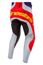 Alpinestars 2024 Techstar Ocuri broek, motorcross broek, fel oranje, paars en zwart, achteraanzicht met opvallende gele merknaam over het zitvlak, zwarte versterkte panelen en lichtgrijze geventileerde pijpen
