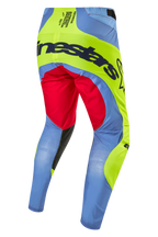 Alpinestars 2024 Techstar Ocuri crossbroek, motorcross broek, lichtblauw, geel fluo en bessenrood, achteraanzicht met opvallende Alpinestars-branding over het zitvlak, technisch ontwerp met meerdere panelen voor off-road racen