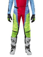 Alpinestars 2024 Techstar Ocuri crossbroek, motorcross broek, lichtblauw, fluorgeel en bessenrood, gedragen met bijpassende jersey en witte motorcrosslaarzen, voorzien van levendige kleurvlakken en zwarte logo's, duurzaam racing-fit ontwerp