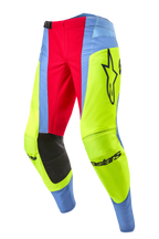 Alpinestars 2024 Techstar Ocuri crossbroek, motorcross broek, lichtblauw, fluogeel en bessenrood, voorzien van zwarte kniepanelen aan de binnenzijde, opvallend Alpinestars-logo en levendige veelkleurige panelen voor off-road racen