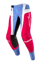 Alpinestars 2024 Techstar Ocuri Pants, pantalon de motocross, bleu clair, rouge Mars et blanc, avec des panneaux rouges vifs et un logo étoile blanc, des renforts noirs à l'intérieur des genoux et des bandes verticales blanches perforées pour la circulation de l'air