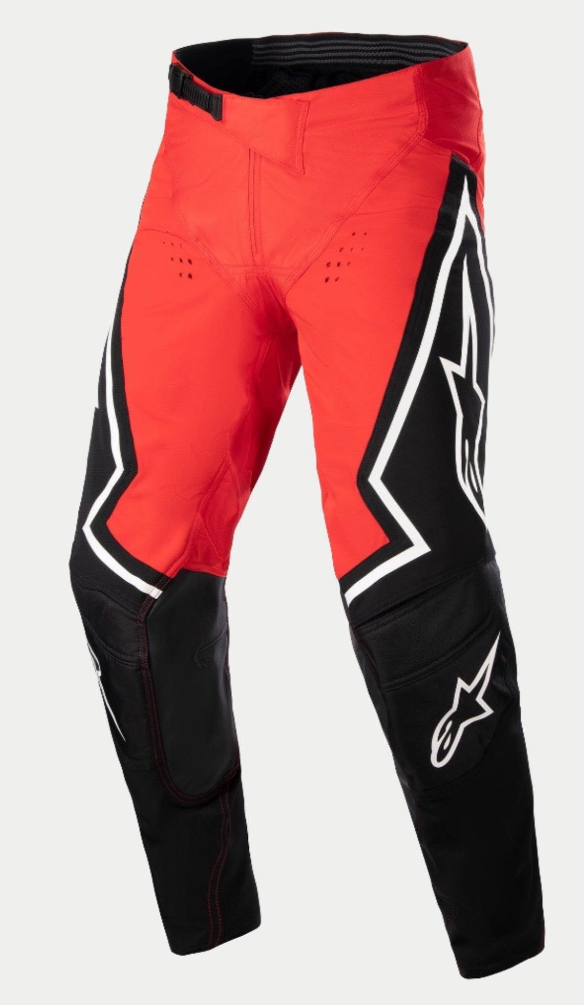 Alpinestars Techstar Acumen LE Pants, pantalon de motocross, rouge, noir et blanc, doté d'un châssis supérieur rouge et de sections inférieures de jambe noires, de logos étoiles blancs sur les côtés et d'une boucle de taille ajustable noire, équipement de course tout-terrain durable.
