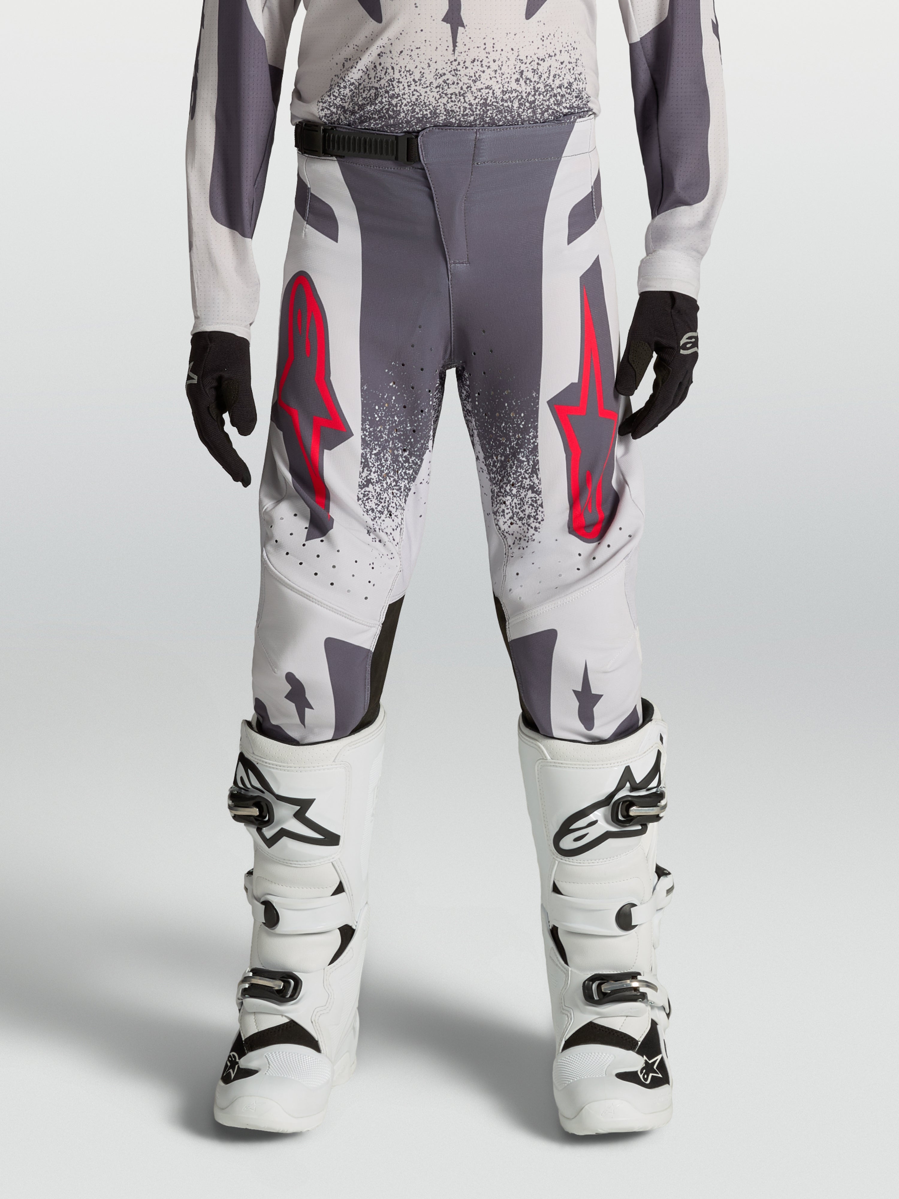 Alpinestars pantalon Supertech Swan Junior, pantalon de motocross gris et lilas avec accents rouges, textile extensible.