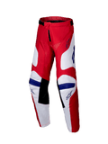 Alpinestars 2025 Youth Racer Veil Pants, pantalon de motocross, rouge vif et blanc avec accents bleus, panneaux intérieurs aux genoux noirs, design ergonomique pré-cintré, poly-tissu durable pour la course tout-terrain