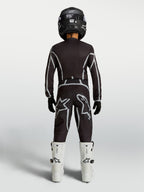 Alpinestars Jeugd Fluid Apex V2 broek, zwart-zilveren motocrossbroek, achteraanzicht van een jonge rijder in MX-uitrusting.