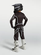 Alpinestars Jeugd Fluid Apex V2 broek, motocrossbroek in zwart en zilver, achteraanzicht van een complete race-uitrusting.