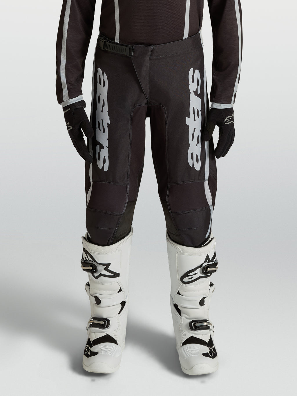 Alpinestars Jeugd Fluid Apex V2 broek, motocrossbroek voor kinderen, zwart en zilver, duurzame 600D-polystof.