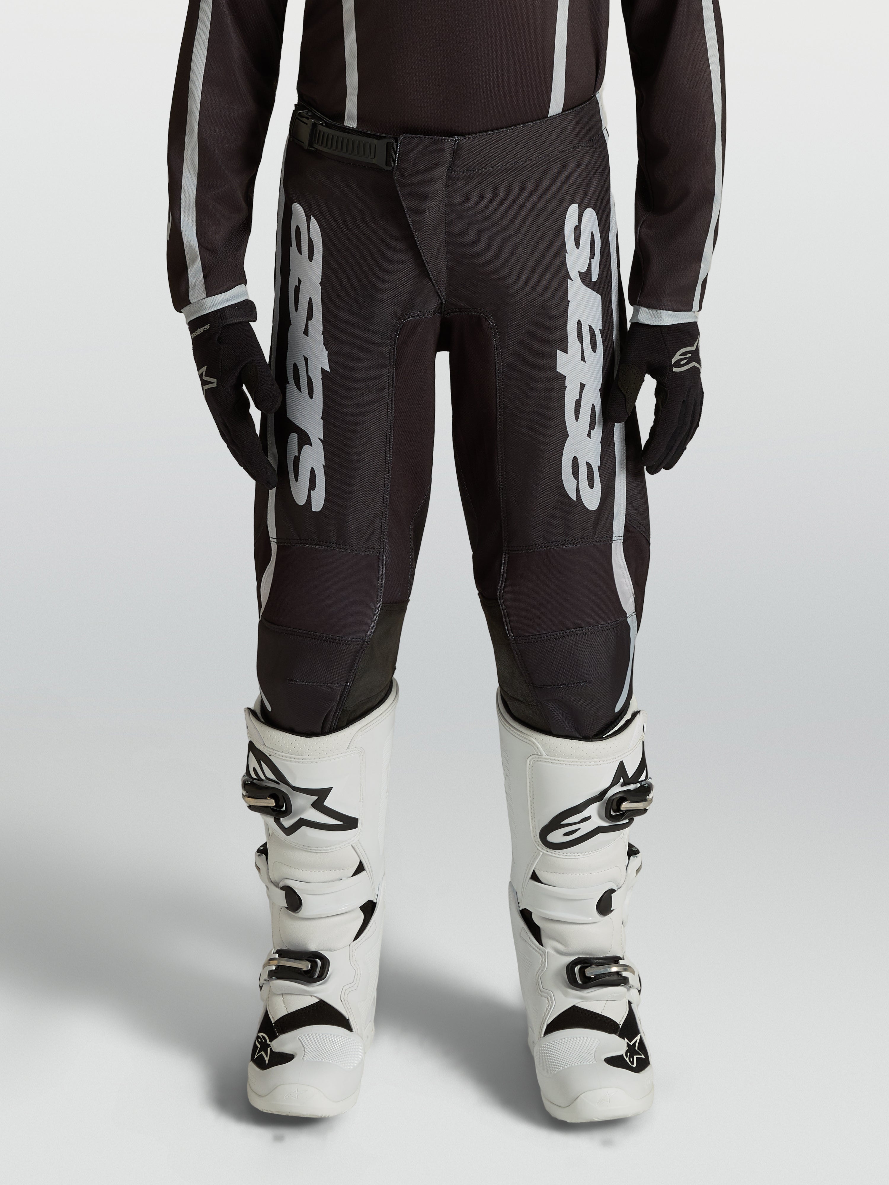 Alpinestars Jeugd Fluid Apex V2 broek, motocrossbroek voor kinderen, zwart en zilver, duurzame 600D-polystof.