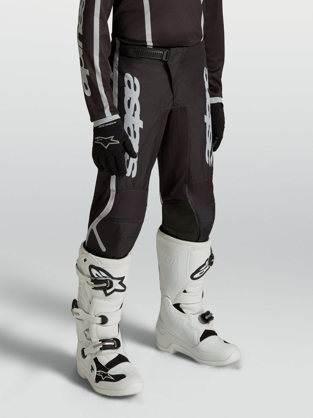 Alpinestars Jeugd Fluid Apex V2 broek, motocrossbroek voor kinderen, zwart en zilver, ergonomische voorgebogen pasvorm.