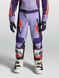 Alpinestars Jeugd Fluid Hunt broek, motorcrossbroek voor kinderen, paars en roze fluo, sport-fit textielconstructie, gedragen met bijpassende jersey en motorlaarzen.