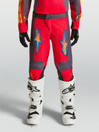Alpinestars Jugend Fluid Hunt Hose 2027, rote und graue Motocross-Hose mit ergonomischem Design aus 600D-Polygewebe.