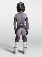 Alpinestars Pantalon Fluid Amber Junior, pantalon de motocross pour enfant, sable et gris, vue de dos sur un pilote.