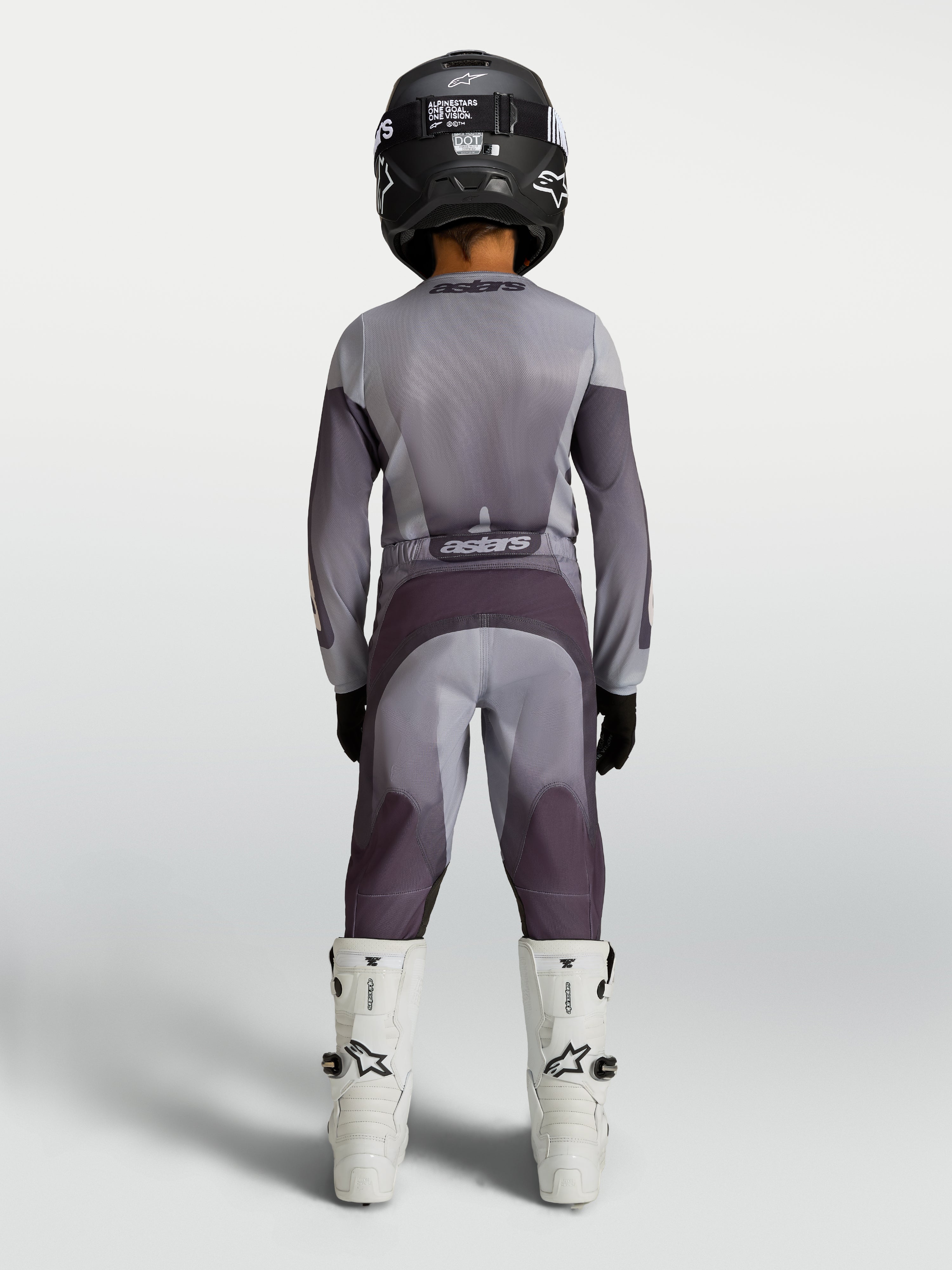 Alpinestars Pantalon Fluid Amber Junior, pantalon de motocross pour enfant, sable et gris, vue de dos sur un pilote.