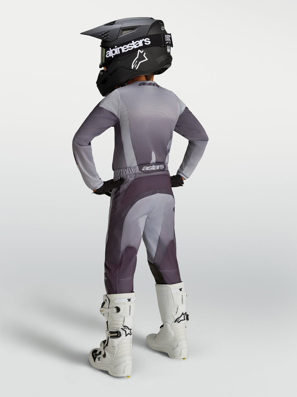 Pantalon Alpinestars Fluid Amber Junior, coupe sportive motocross, gris et pourpre, avec bottes de moto blanches