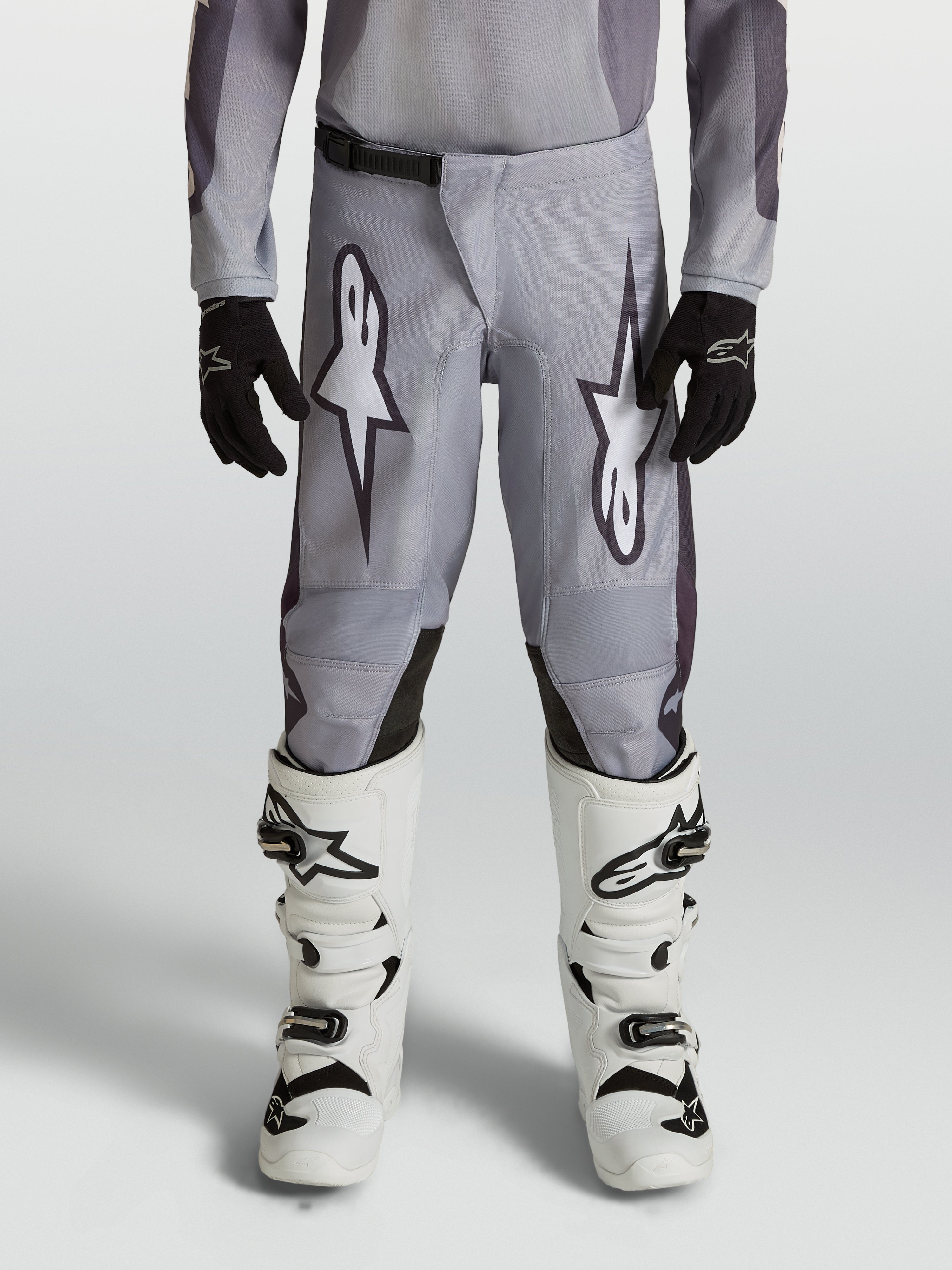 Alpinestars Pantalon Fluid Amber Junior, pantalon de motocross gris et noir pour enfant, en polyfibre 600D durable.