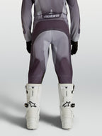 Alpinestars Fluid Amber Junior, pantalon de motocross pour enfant, gris et sable, assise renforcée et panneaux extensibles ergonomiques, vue de dos sur mannequin
