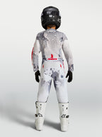 Alpinestars Jeugd Fluid Lone broek, motocrossbroek voor jonge rijders, grijs camo en wit, achteraanzicht.