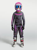 Maillot Fluid Lone Junior d'Alpinestars, tenue de motocross gris camouflage et violet, tissu technique pour jeune pilote.