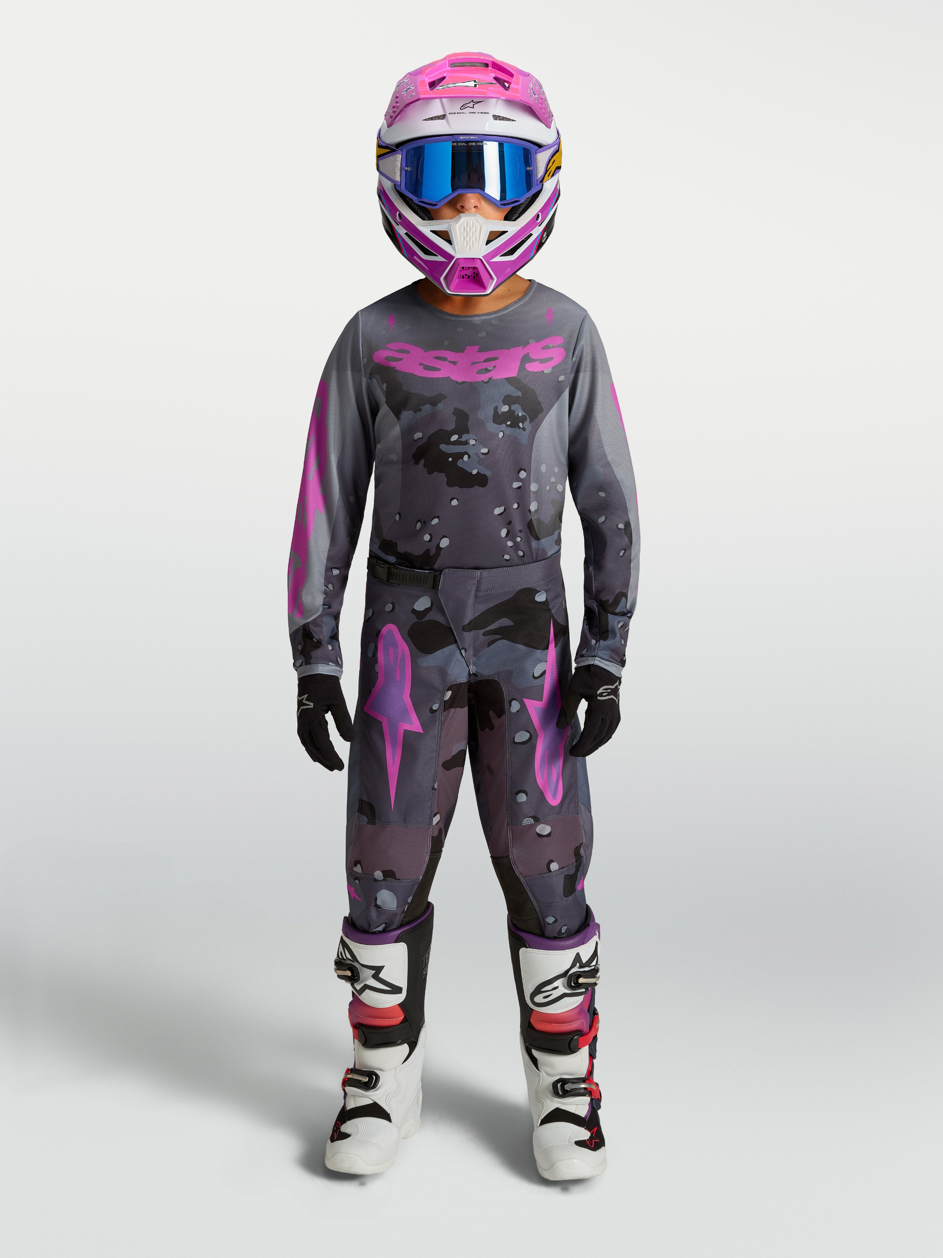 Alpinestars Jeune Fluid Lone Gear Set, tenue de motocross junior camouflage gris et rose avec maillot, pantalon et casque.
