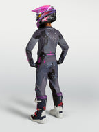 Alpinestars Fluid Jugend-Trikot Lone 2027, Motocross-Rennbekleidung, Grau-Camo und Lila, Rückansicht eines jungen Fahrers.