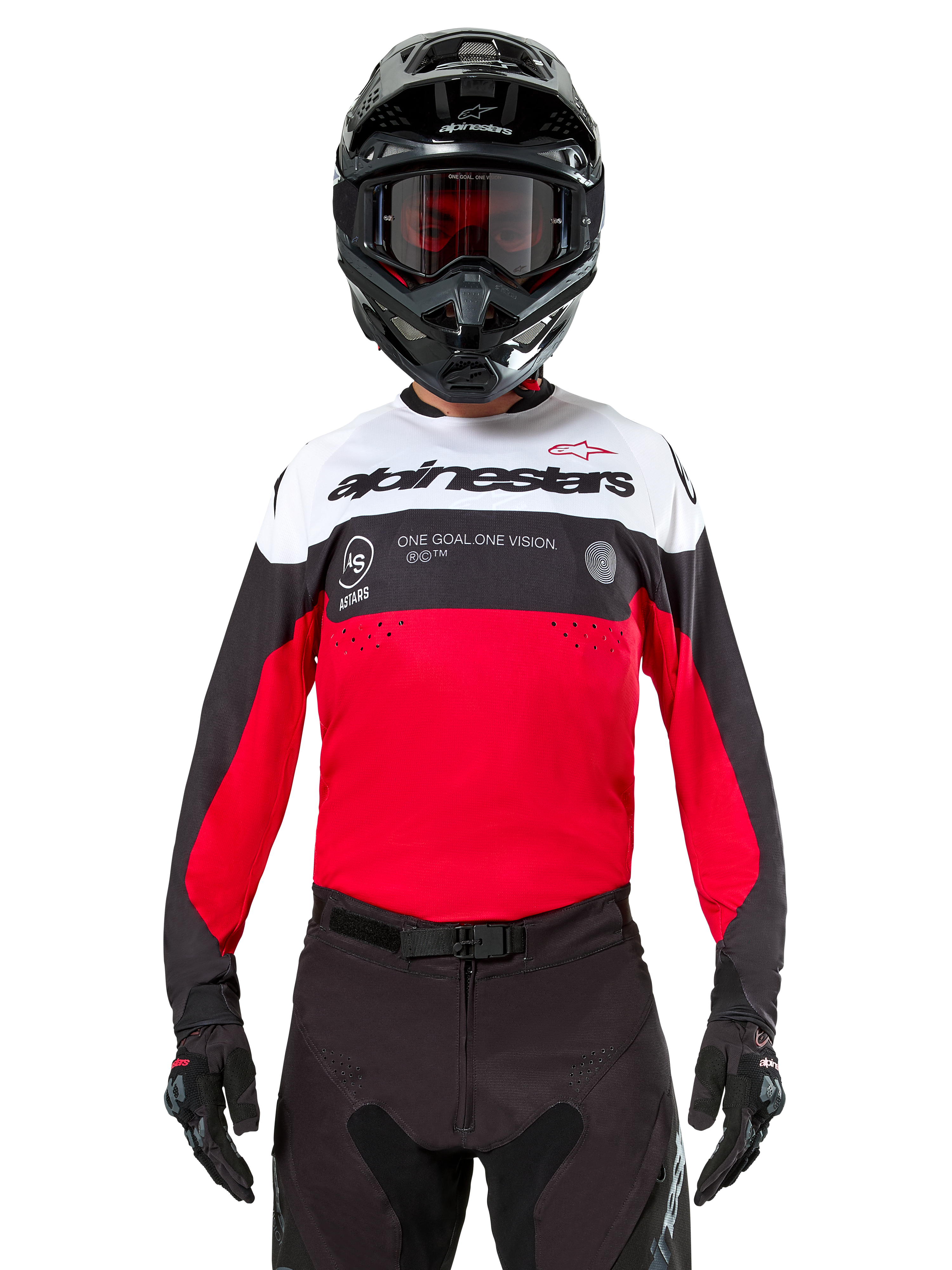 Maillot Alpinestars Pro-Dura, maillot de motocross, noir, rouge vif et blanc, porté avec casque noir et masque, design sportif avec logo Alpinestars audacieux et perforations laser, équipement de course haute performance pour l'enduro et le tout-terrain