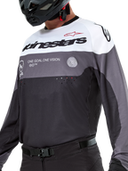 Alpinestars Pro-Dura Trikot, Motocross- und Enduro-Trikot, Schwarz Magnet Weiß, technische Offroad-Bekleidung mit lasergeschnittenen Perforationen und atmungsaktiver Poly-Gewebe-Konstruktion.