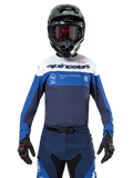 Alpinestars Pro-Dura Jersey, Motocross- und Enduro-Trikot, Navy, Hellblau und Weiß, getragen mit passender navyfarbener Hose, schwarzem Helm und Handschuhen, mit Brust-Branding und lasergeschnittener Belüftung für den Offroad-Rennsport