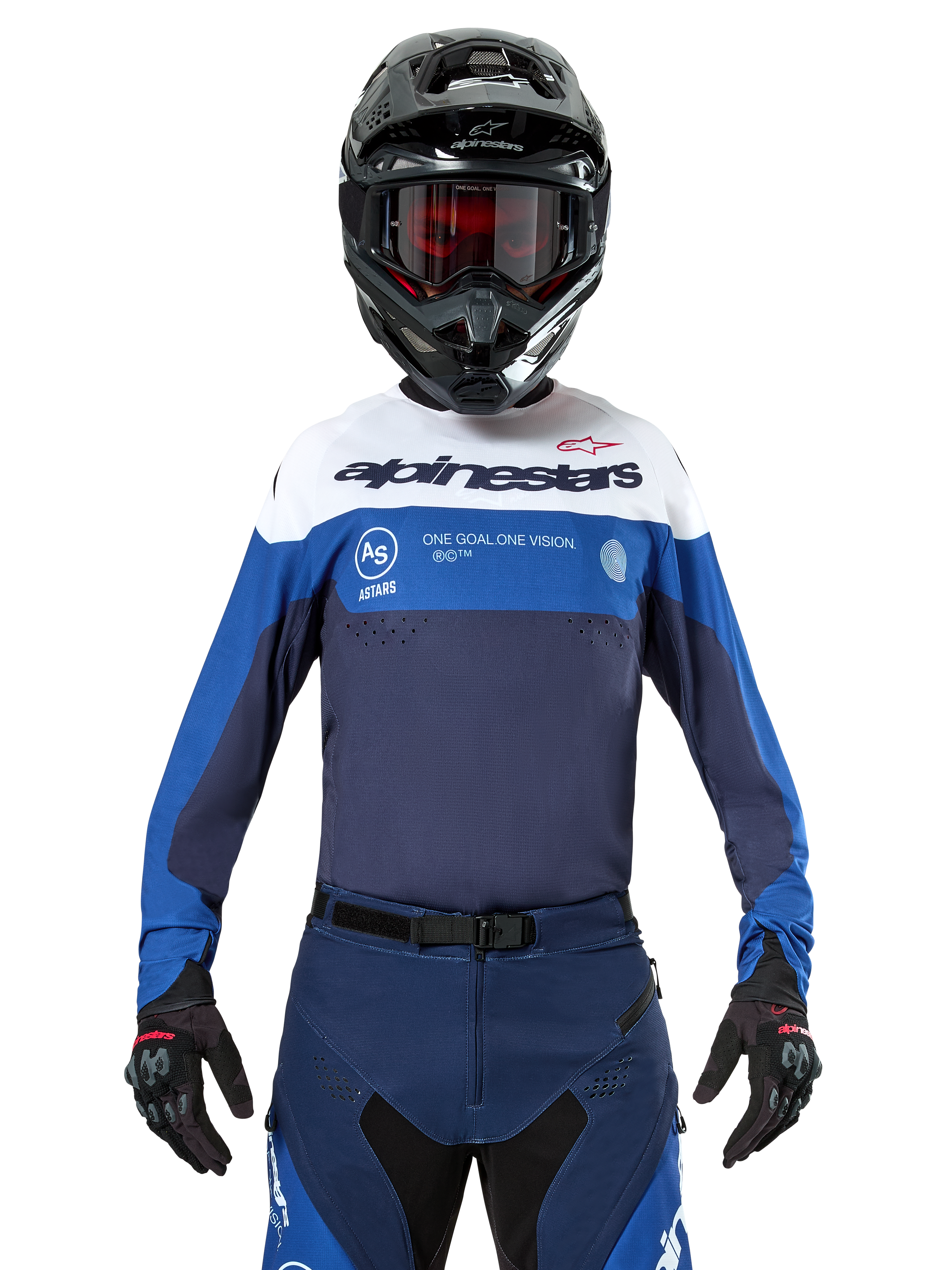 Alpinestars Pro-Dura Jersey, Motocross- und Enduro-Trikot, Navy, Hellblau und Weiß, getragen mit passender navyfarbener Hose, schwarzem Helm und Handschuhen, mit Brust-Branding und lasergeschnittener Belüftung für den Offroad-Rennsport