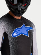 Alpinestars Supertech Hiten AFD jersey, motocrossjersey voor heren in zwart en blauw met ademende lasergesneden ventilatie.