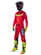 Alpinestars 2025 Supertech Maker Ausrüstungsset, komplettes Motocross-Rennoutfit, rotes Trikot und Hose mit gelben und blauen Akzenten, neongelbe Stiefel und Handschuhe, schwarzer Helm mit blauer Brille, professionelle Hochleistungs-Ausrüstung für den Offroad-Rennsport