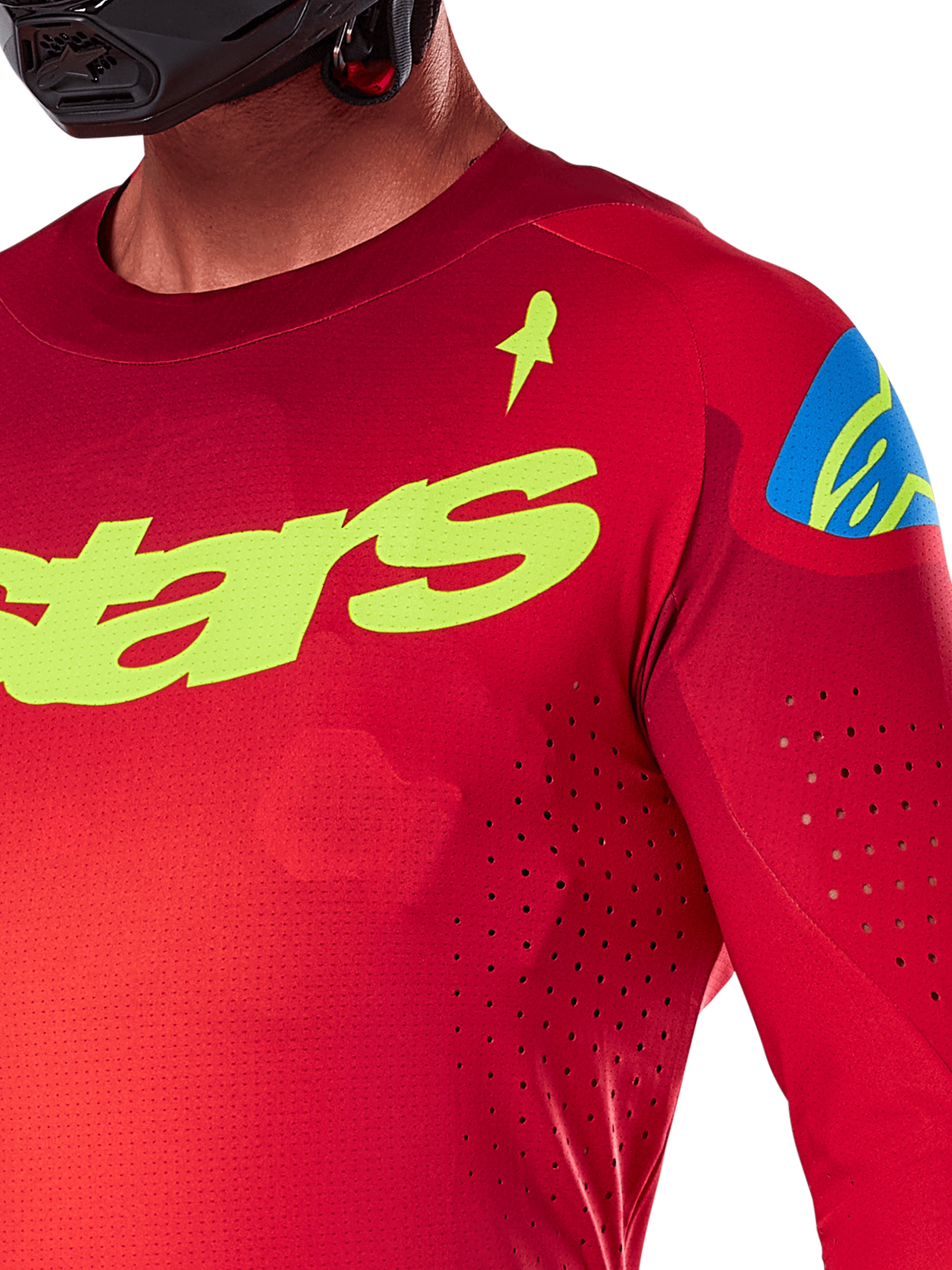 Alpinestars 2025 Supertech Maker Jersey, motocross jersey, felrood en fluoriserend geel, close-up weergave met lasergesneden perforaties, geel Alpinestars-logo op de borst, blauw schouderdetail, ademende stretch mesh-stof