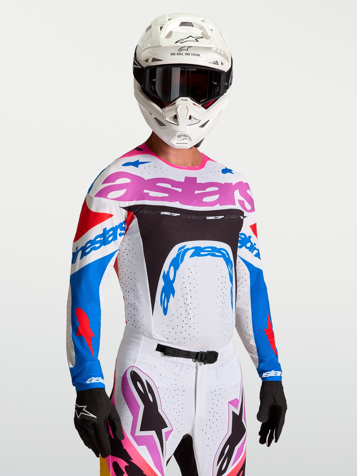 Alpinestars Supertech Dyna Trikot, Motocross-Trikot in Weiß und Blau mit Lila Akzenten, Stretch-Mesh, am Model mit Helm.