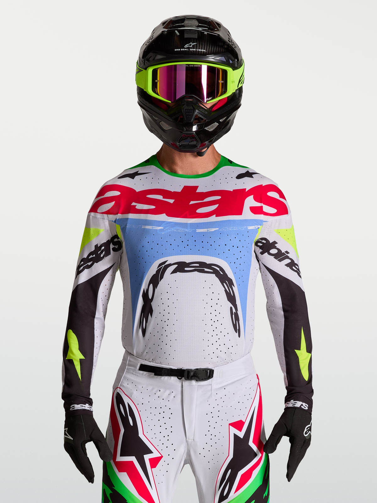 Maillot Alpinestars Supertech Dyna 2027, haut de motocross lilas et vert fluo en mesh ventilé porté par un mannequin.