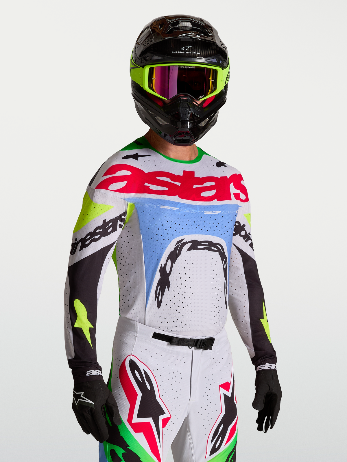 Alpinestars Supertech Dyna Trikot, Herren-Motocross-Jersey, Helllila und Grün, lasergeschnittenes Stretch-Mesh, am Model.