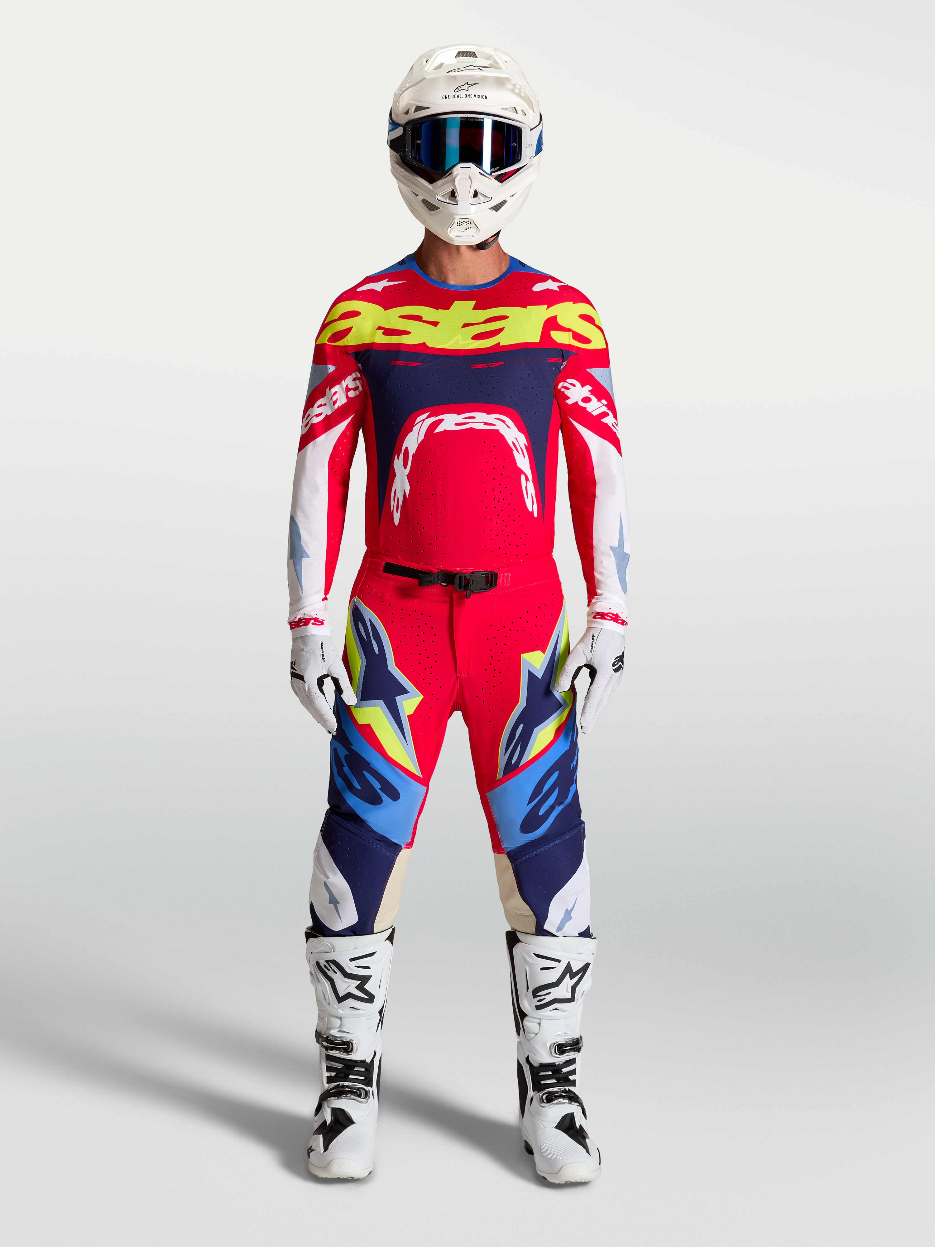 Alpinestars Supertech Dyna jersey, heren motocross-jersey in rood en blauw, stretch mesh, volledige uitrusting op model.