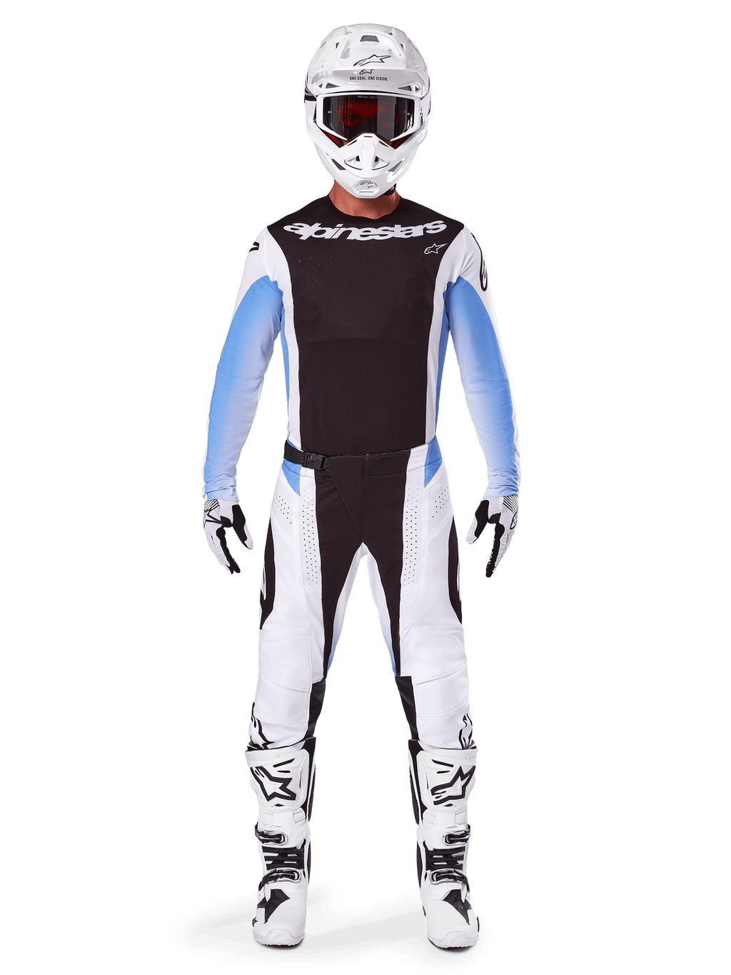 Pilote de motocross portant l'équipement complet Alpinestars Techstar Melt 2025, maillot noir avec manches dégradées bleu clair, pantalon blanc avec accents noirs et bleus, casque blanc avec lunettes noires, bottes et gants blancs et noirs, ensemble MX coordonné pour la course tout-terrain