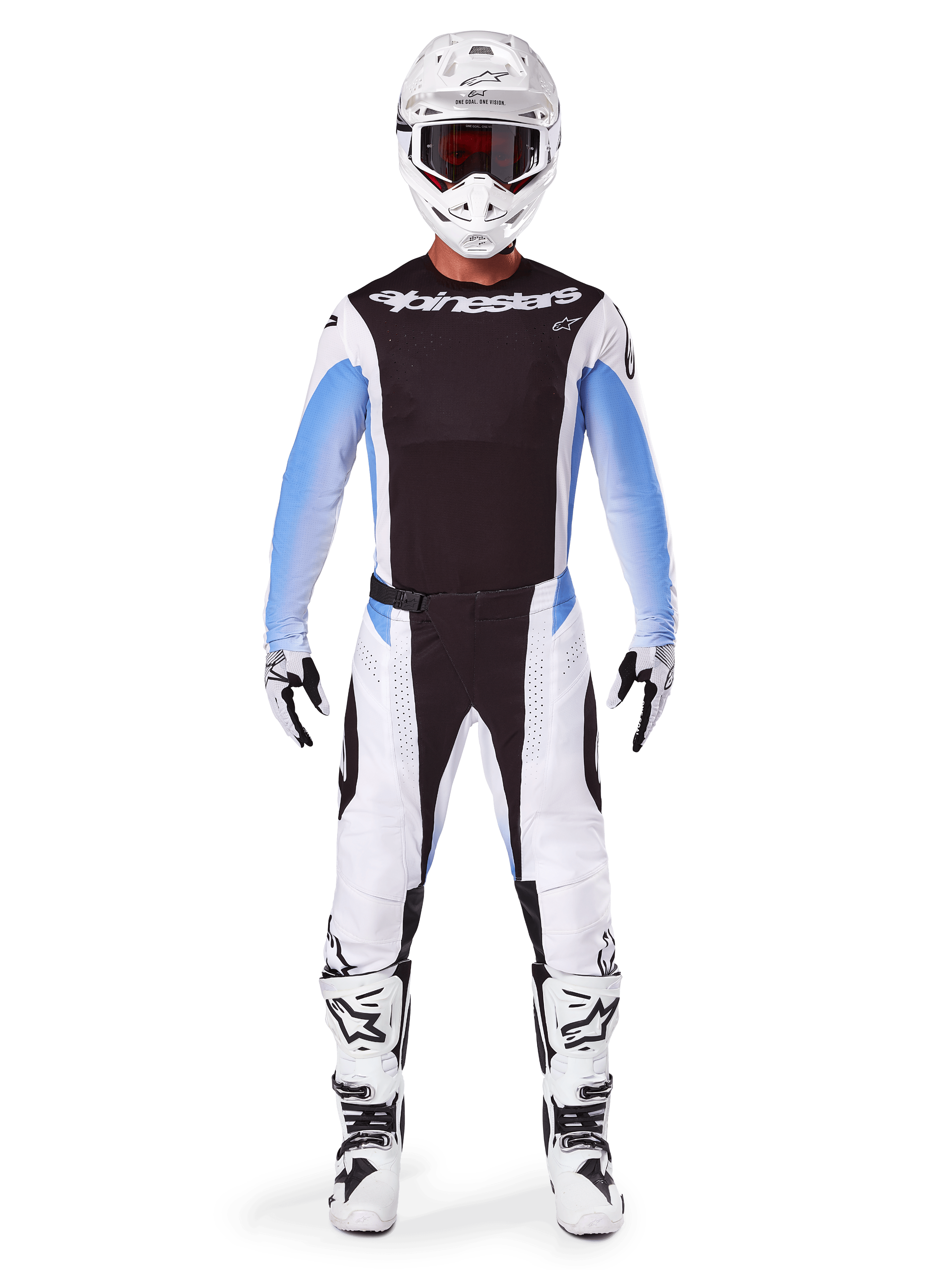 Pilote de motocross portant l'équipement complet Alpinestars Techstar Melt 2025, maillot noir avec manches dégradées bleu clair, pantalon blanc avec accents noirs et bleus, casque blanc avec lunettes noires, bottes et gants blancs et noirs, ensemble MX coordonné pour la course tout-terrain