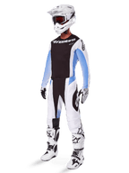 Set d'équipement Techstar Melt 2025, tenue de motocross complète, maillot noir avec manches blanches et bleues, pantalon blanc avec accents noirs et bleus, casque blanc, gants noirs et blancs, bottes blanches avec accents noirs, kit complet de protection MX