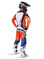 Motocross-Fahrer in Rückansicht, Alpinestars 2025 Techstar Melt Gear Set, orange-blaues Trikot mit weißem Rückenteil und blauem Stern-Logo, passende orange-blaue Hose mit weißem Alpinestars-Branding, schwarzer Helm mit blauen Grafiken, weiße Motocross-Stiefel, abgestimmtes Offroad-Rennoutfit